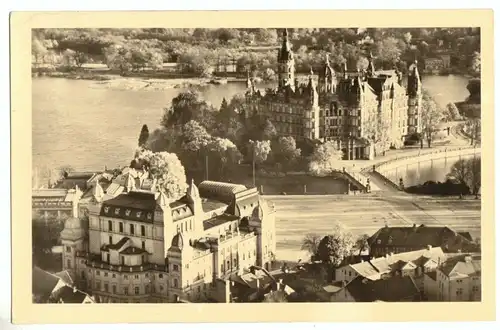 AK, Schwerin, Teilansicht mit Blick zum Schloß, 1954