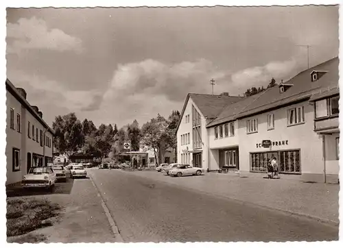 AK, Fichtelberg im Fichtelgeb., Hauptstr. mit Rathaus, belebt, Vers. 2, um 1970