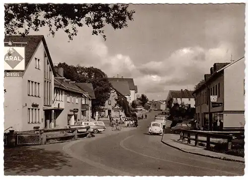 AK, Fichtelberg im Fichtelgeb., Hauptstr. mit Rathaus, belebt, um 1970