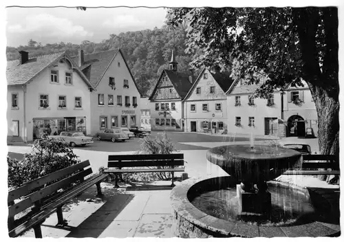 AK, Wirsberg im Fichtelgeb., Markt(?)platz mit Geschäftshäusern, Brunnen, 1971