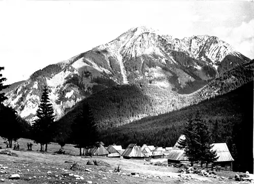 AK, Tatry, Tatra, Dolina Chocholowska, Hütten in einer Senke, um 1970