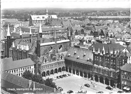 AK, Lübeck, Blick von oben auf Marktplatz mit Rathaus, um 1962