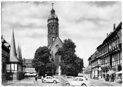 AK, Einbeck, Marktplatz mit Kirche, zeitgen. PKW, um 1960