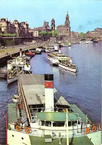 AK, Dresden, Brühlsche Terrasse mit ablegenden Fahrgastschiffen, 1975