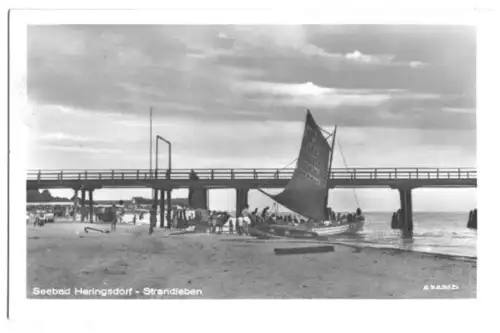 AK, Seebad Heringsdorf Usedom, Strandleben, Boot mit Werbung im Segel, 1953