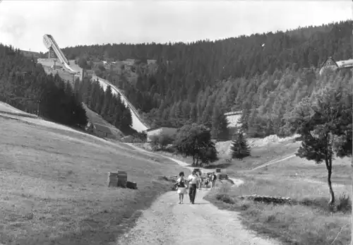 AK, Kurort Oberwiesenthal Erzgeb., Weg zur Sprungschanze, belebt, 1983
