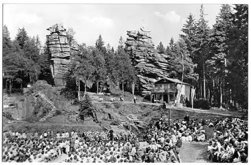 AK, Ehrenfriedersdorf Erzgeb., Greifensteine, Naturbühne, belebt, 1958