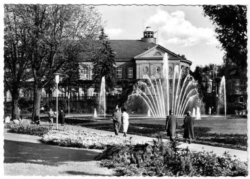 AK, Bad Kissingen, Im Rosengarten, belebt, 1960