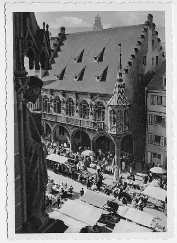 AK, Freiburg Br., Kaufhaus vom Münster gesehen, Markttreiben, um 1956