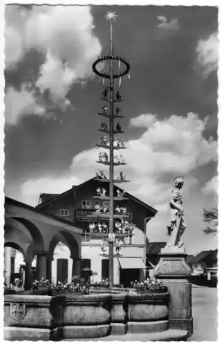 AK, Prien am Schiemsee, Brunnen mit Maibaum, um 1964