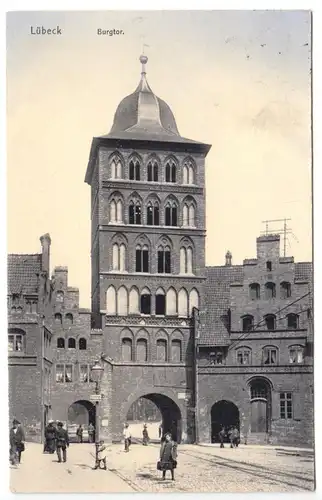 AK, Lübeck, Burgtor belebt, 1908