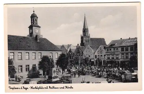 AK, Treptow a.d. Rega, Marktplatz mit Rathaus und Kirche, Markttreiben, um 1940