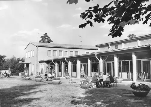 AK, Klink Kr. Waren Müritz, FDGB-Urlauberdorf, Terasse a.d. Wandelhalle, 1974