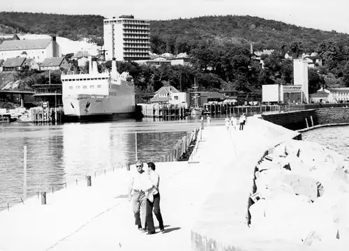 AK, Sassnitz, Teilansicht mit Fährhafen, Echtfoto, Handabzug, um 1970