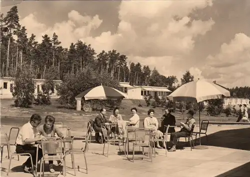 AK, Klink Kr. Waren Müritz, FDGB-Urlaubersiedlung, Sonnenterrasse, belebt, 1965