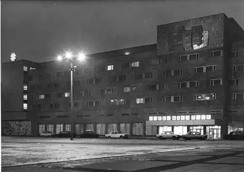 AK, Neubrandenburg, Hotel "Vier Tore", Nachtansicht, 1973