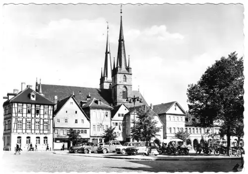 AK, Saalfeld Saale, Marktplatz mit St. Johanniskirche, zeitgen. Pkw, 1962