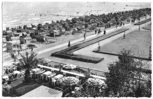 AK, Ostseeheilbad Grömitz, Promenade und Stand, 1956