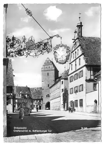 AK, Dinkelsbühl, Straßenpartie belebt, Greifenschild, Rothenburger Tor, 1966