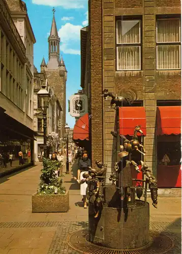 AK, Bad Aachen, Krämerstr. mit Puppenbrunnen und Rathausturm, um 1980