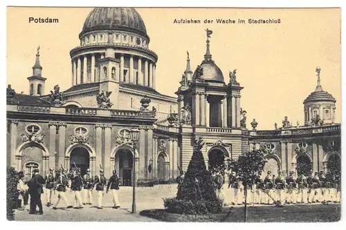 AK,  Potsdam, Innenhof des Stadtschlosses mit Wachmannschaften, 1917