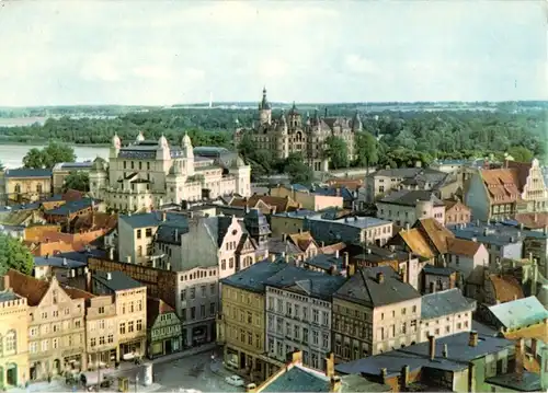 AK, Schwerin, Teilansicht der Innenstadt mit Blick zum Schloß, 1965