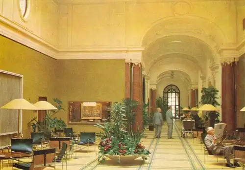 AK, Bad Oeynhausen, Wandelhalle im Kurhaus, belebt, 1968