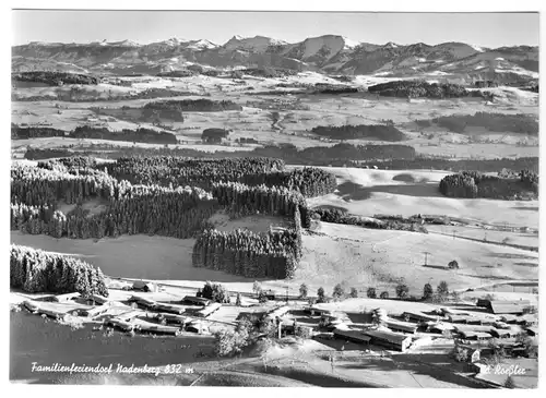 AK, Lindenberg im Allgäu, Familien-Feriendorf Nadenberg, winterl. Luftbild, 1966