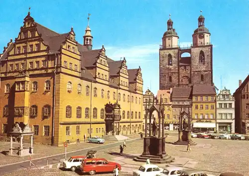 AK, Lutherstadt Wittenberg, Markt mit Rathaus und Blick zur Stadtkirche, 1981