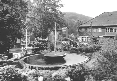 AK, Kipsdorf Osterzgeb., Dorfplatz mit Brunnen, 1983