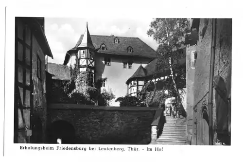 AK, Leutenberg Thür., Die Friedensburg, Im Hof, 1952