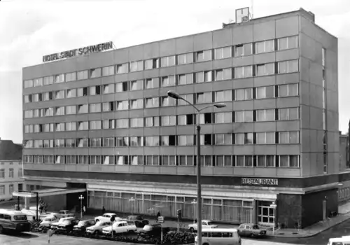 AK, Schwerin, Blick zum Hotel Stadt Schwerin, 1972