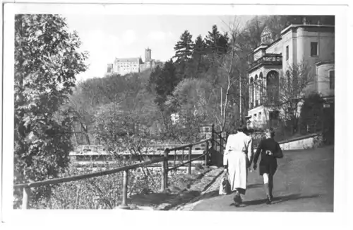AK, Eisenach Thür., An der Reutervilla Blick zur mit Wartburg, 1953