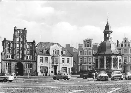 AK, Wismar, Markt mit zeitgen. Pkw., 1983