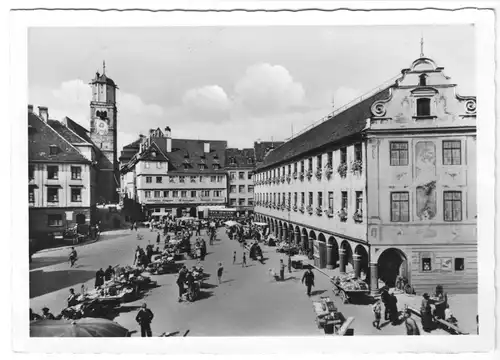 AK, Memmingen i. Allgäu, Marktplatz mit Markttreiben, 1955