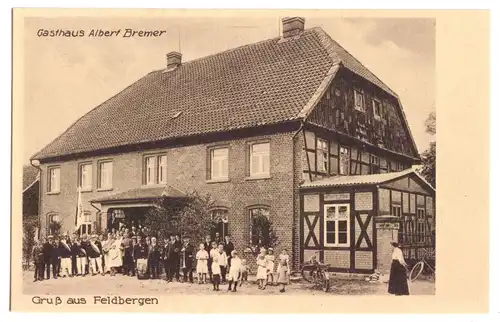 AK, Feldbergen, Gasthaus Albert Brehmer, belebt, mit Sportverein, um 1925