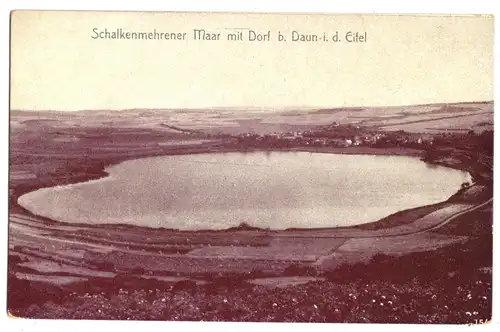 AK, Schalkenmehrener Maar mit Dorf Daun i.d. Eifel, Totale, um 1914