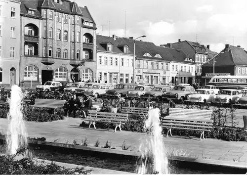 AK, Brandenburg Havel, Neustädter Markt mit zeitgen. Kfz., 1975