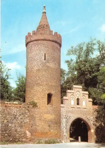 AK, Neubrandenburg, Partie mit Fangelturm und Stadtmauer, 1987