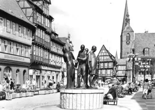 AK, Quedlinburg, Marktplatz mit Münzenberger Musikanten, belebt, 1982