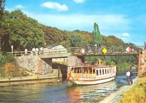 AK, Malchow Meckl., Lenzer Kanal mit Brücke und Fahrgastschiff, 1983