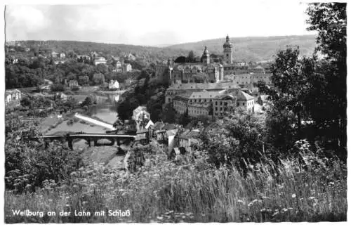 AK, Weilburg a.d. Lahn, Teilansicht mit Brücke und Schloß, um 1960