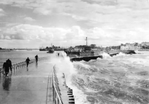 AK, Rostock Warnemünde, An der Mole, 1968