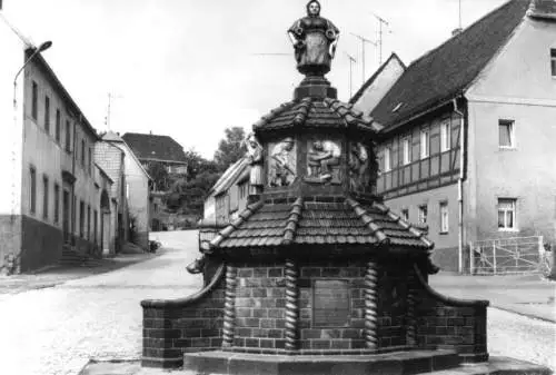 AK, Kohren-Sahlis, Töpferbrunnen auf dem Marktplatz