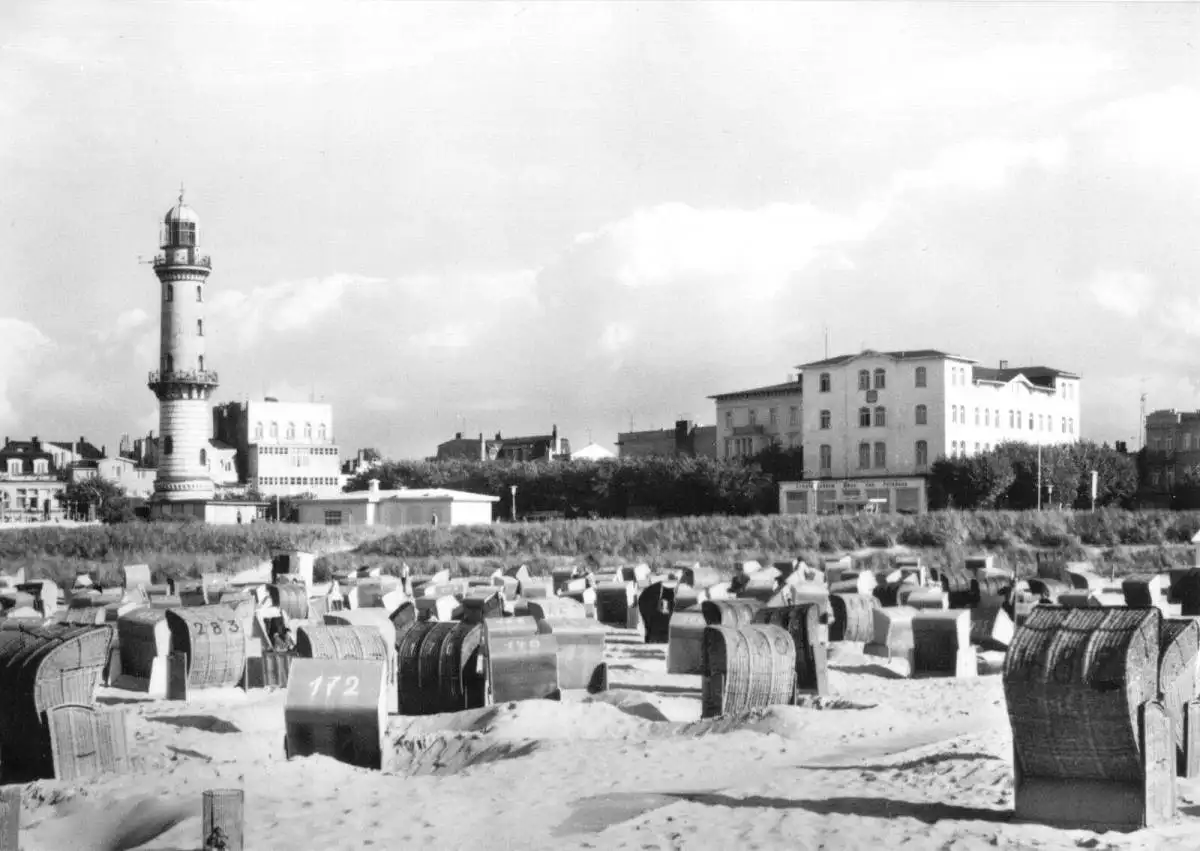AK, Rostock Warnemünde, Blick auf Strand und Leuchtturm, 1968