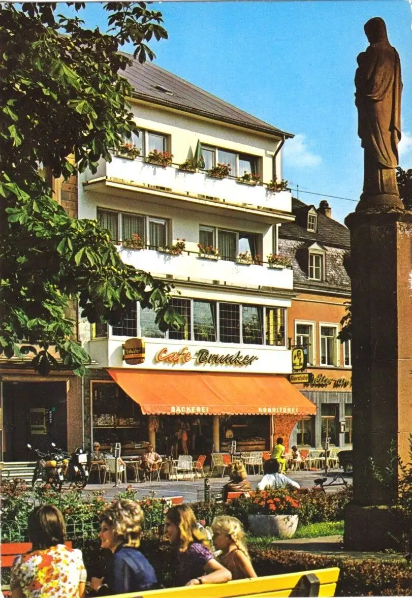 AK, Neuerburg Südeifel, Café - Pension Bruckner, Am Markt, um 1980
