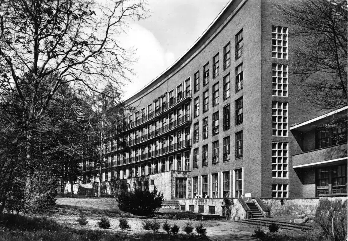 AK, Stralsund, Bezirkskrankenhaus, Gartenseite, 1968