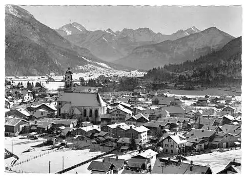 AK, Mittenwald, winterliche Teilansicht gegen Tiroler Berge, um 1963