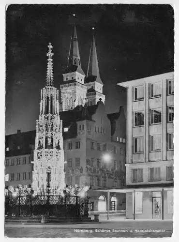 AK, Nürnberg, Schöner Brunnen und Handelskammer, Nachtansicht, um 1960