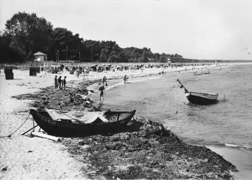 AK, Thiessow Rügen, Strandpartie mit Fischerbooten, 1964